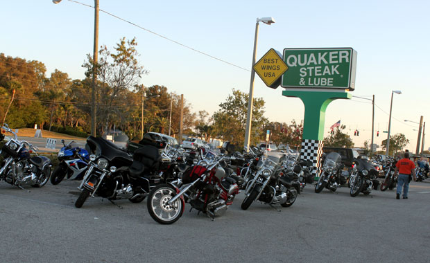 Reunion de Motard a Quaker Steak & Lube